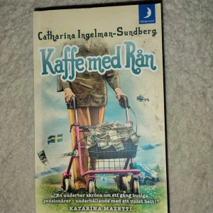 Kaffe med rån - En humoristisk och charmig berättelse om ett gäng pensionärer som tröttnar på tristessen på äldreboendet och startar Pensionärsligan. Med rollatorer och list ger de sig ut på äventyr och rån, allt med glimten i ögat. Perfekt för dig som gillar feelgood och skratt!