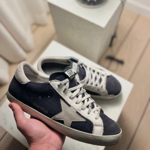 Golden Goose skor - Golden Goose superstar!  ( Väldigt sällsynta ) | EU 43! | Skick = 9/10!  Defekter = Finns inga! | Pris: 2999kr! | Givetvis äkta! | Dustbag medföljer! | Vid frågor eller funderingar är det bara att höra av sig!😁