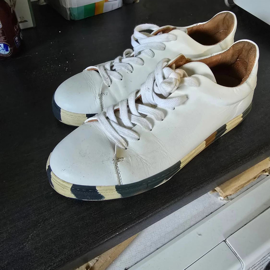 Vita sneakers med färgad sula