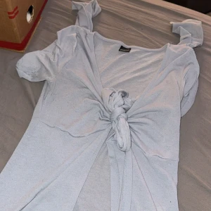 Två omlottklänningar från Gina Tricot - Säljer tre superfina omlottklänningar från Gina Tricot, en i ljusblått och en i ljusrosa. Båda har knyt fram, v-ringning och kort ärm. Perfekta för sommarens alla tillfällen och riktigt sköna i mjukt bomullsmaterial.