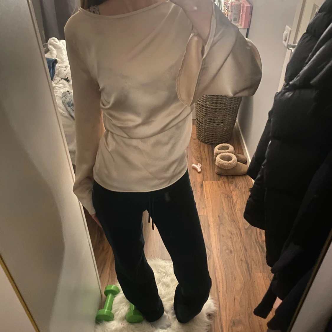 Champagnefärgad satintopp med vida ärmar - 1