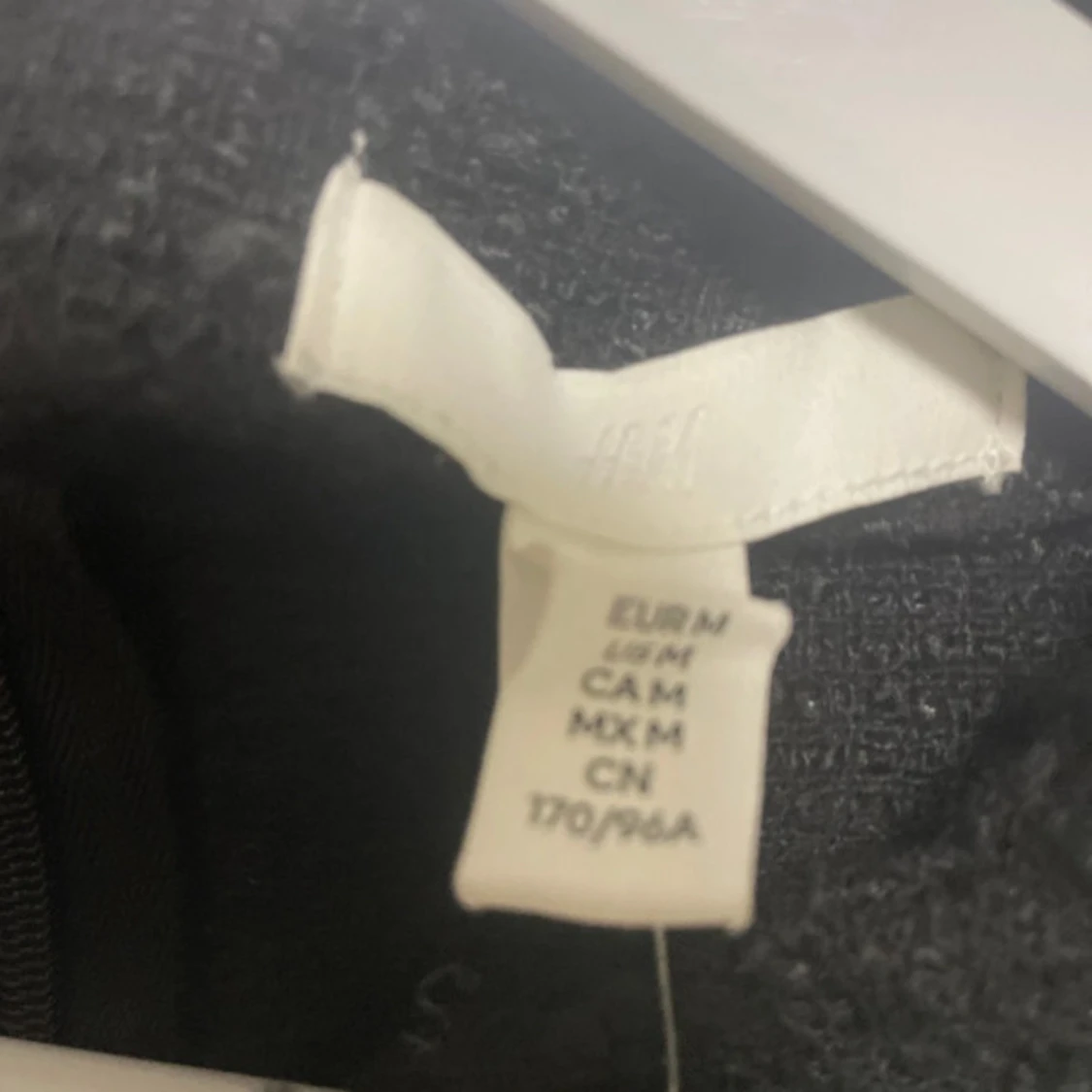 Svart topp med dekorativa knappar H&M - 3