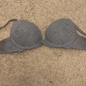 Grå spets-bh från H&M 75A - Pris går att diskutera🤗Säljer en snygg grå bh från H&M i storlek 75A. Bh:n har vadderade kupor och är täckt med blommig spets för en extra fin look. Axelbanden är justerbara och ryggen har klassisk knäppning. Perfekt för dig som gillar stilrena underkläder med det lilla extra. 