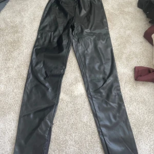 Skinnbyxor - Snygga skinnbyxor med dragkedja nertill och varmt material, passar perfekt inför höst/vinter