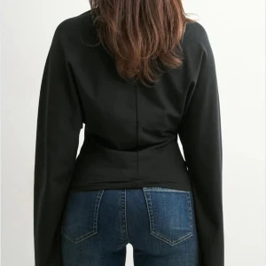 Svart långärmad topp med markerad midja - Säljer denna vita jätte snygga topp från Nelly knappt andvänd