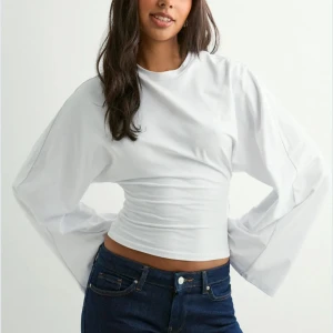 Vit långärmad topp - Säljer denna vita jätte snygga topp från Nelly knappt andvända