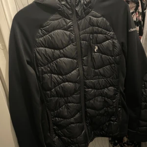 Peak Performance  - Peak Performance helium hydra. Väldigt fin och bekväm vindjacka. Tål en del regn. Sitter bra efter formen, känns som en tröja och är varm. Betalade 2199kr för den och har använt den en del men är i väldigt bra skick!