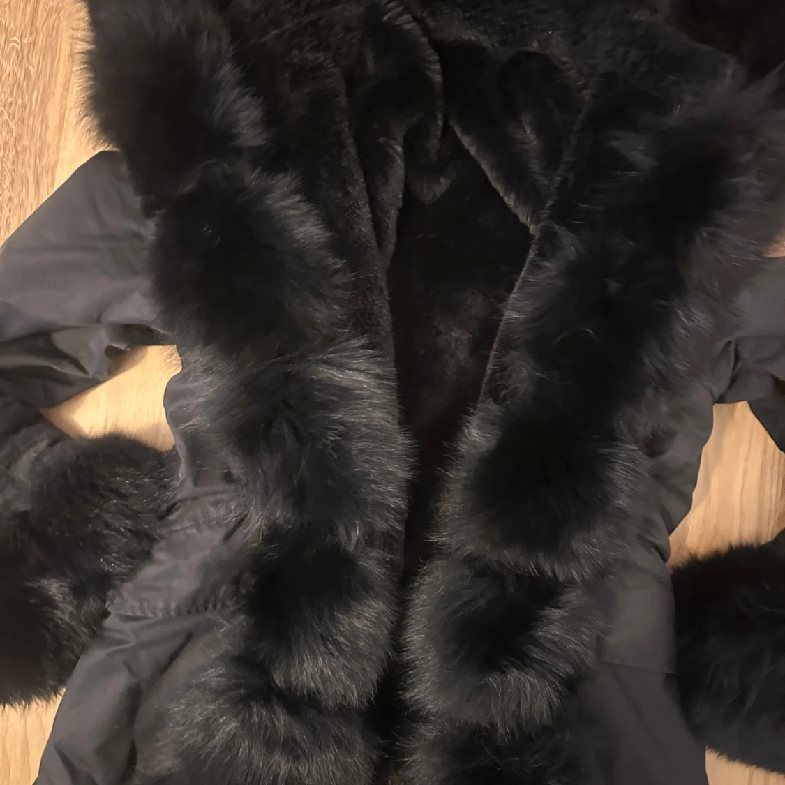 Svart parkas med pälsdetaljer - 3