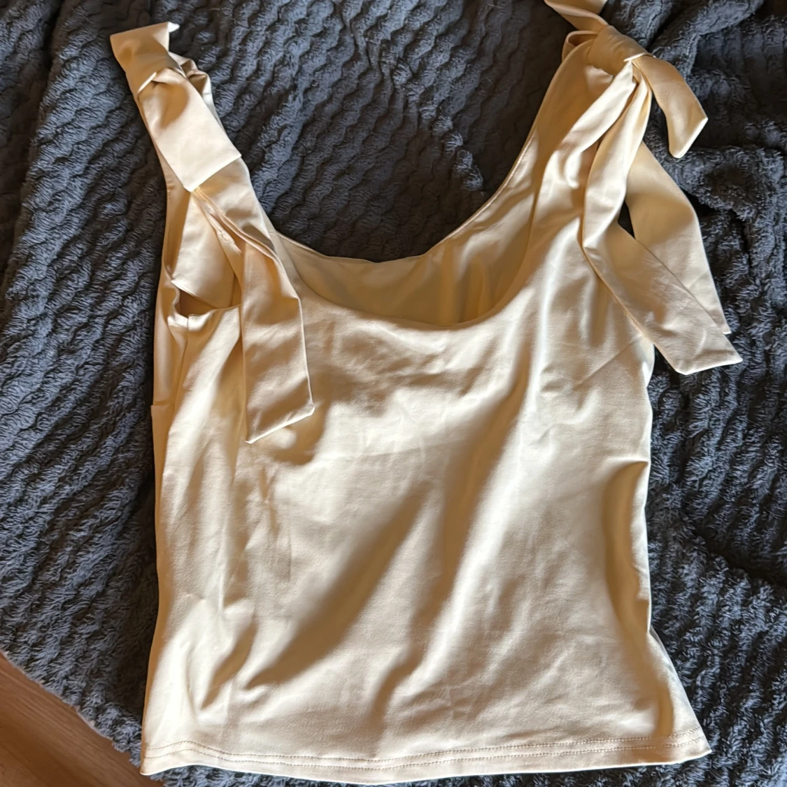 Ljusgul linnetopp med knytband - 2