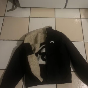 Stussy reversibel jacka 8ball - Styssy från 🐼säljer pågrund av att den är för stor 