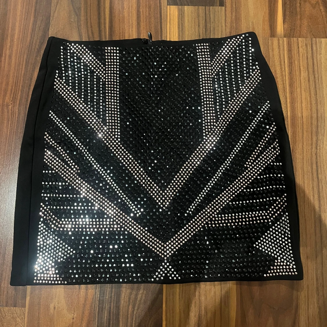 Svart glittrig kortkjol med paljetter