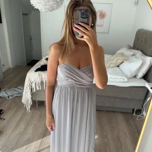 Balklänning - Så så fin balklänning ifrån H&M som är helt oanvänd med prislapp kvar! Nypris 599kr Jag säljer för 399kr✨