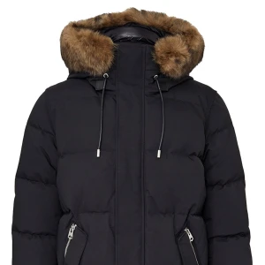 Mackage Dunkappa Storlek EU 50. - Svart, lång pufferjacka med dragkedjefickor och en huva med fuskpäls. Jackan har dragsko i huvan och en logotyp på ärmen.