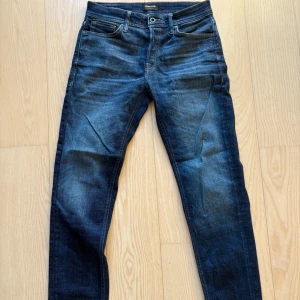 Jack and Jones mike jeans  - Snygga mörkblå jeans från Jack and Jones. Modellen är comfort mike, vilket betyder att det är högre kvalitet. Storleken är 30/32.