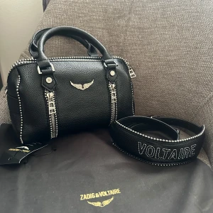 Zadig & Voltaire sunny bag - Jättesnygg väska från Zadig Voltaire🩷 storleken är mellan skulle jag nog säga🩷