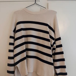 Randig stickad tröja från Zara - Randig stickad tröja från Zara, storlek S. Fint skick!