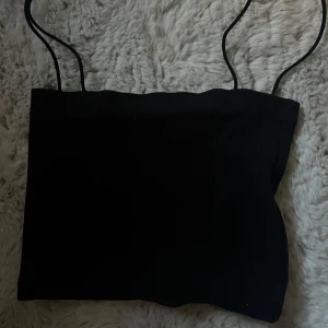 ribbad croppad topp  - Svart croppad topp från Zara med tunna axelband och ribbad struktur. 