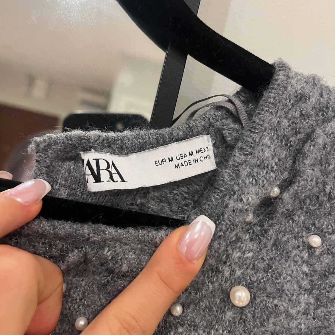 Grå stickad tröja med pärlor från Zara - 1