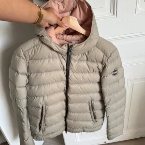 Beige pufferjacka från Colmar - Snygg beige pufferjacka från Colmar, säljer då den inte passar mig längre❤️knappt använd