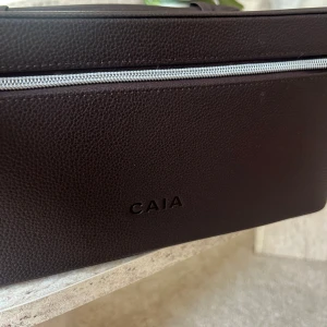 Brun necessär från CAIA i skinnimitation - Säljer caia julkalender för att jag råka beställa 2 