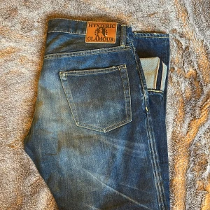  Hysteric Glamour selvadge denim - Selvadge Hysteric glamour jeans, helt sjuk fade och slitningar, inte så sugen på att sälja tbh därav priset. Tags medföljer. Sitter mer som W32 kom privat för fler bilder osv🙌🏻