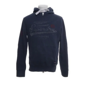 Superdry hoodie - Superdry | Strl: M | Skick:Bra | Ny pris:599kr | Mitt pris:249kr | Hör av er vid funderingar 🍀