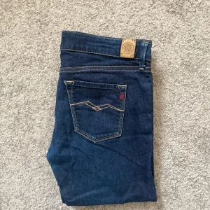 Replay Jeans - Sjukt snygga jeans från märket Replay | Sjukt snygg färg, väldigt eftertraktade | Skick 9/10 - BRA SKICK | Storlek W26 L34 | Jag kan gå ner i pris ‼️Kom gärna med bud och hör av dig vid minsta lilla fråga.