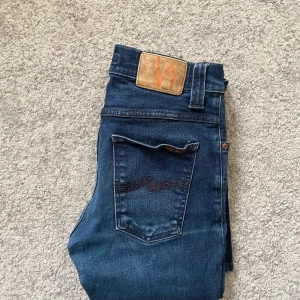 Nudie Jeans - Sjukt snygga jeans från märket Nudie Jeans | Sjukt snygg färg, väldigt eftertraktade | Skick 9/10 - BRA SKICK | Storlek W28 L34 | Jag kan gå ner i pris ‼️Kom gärna med bud och hör av dig vid minsta lilla fråga.