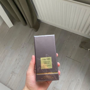 Tom Ford Tobacco Vanille 100ml - Lyxig parfym från Tom Ford, Tobacco Vanille, 100ml Eau de Parfum. Passar bra till speciella tillfällen, pris är på rea i 3 dagar sen höjer jag den till 1500kr igen