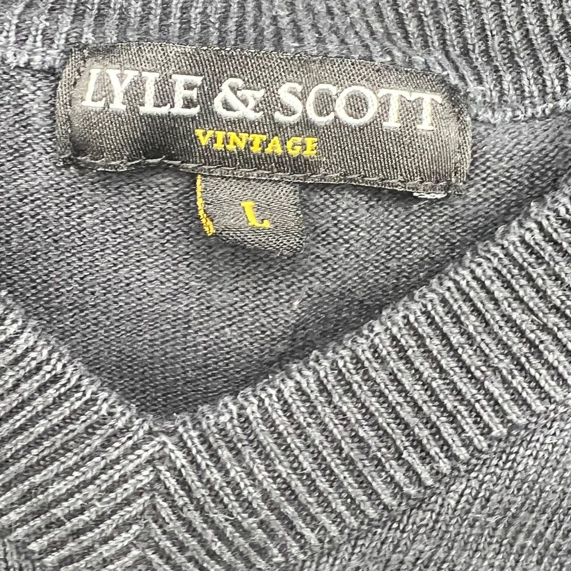 Mörkgrå Lyle & Scott tröja v-ringad - 2