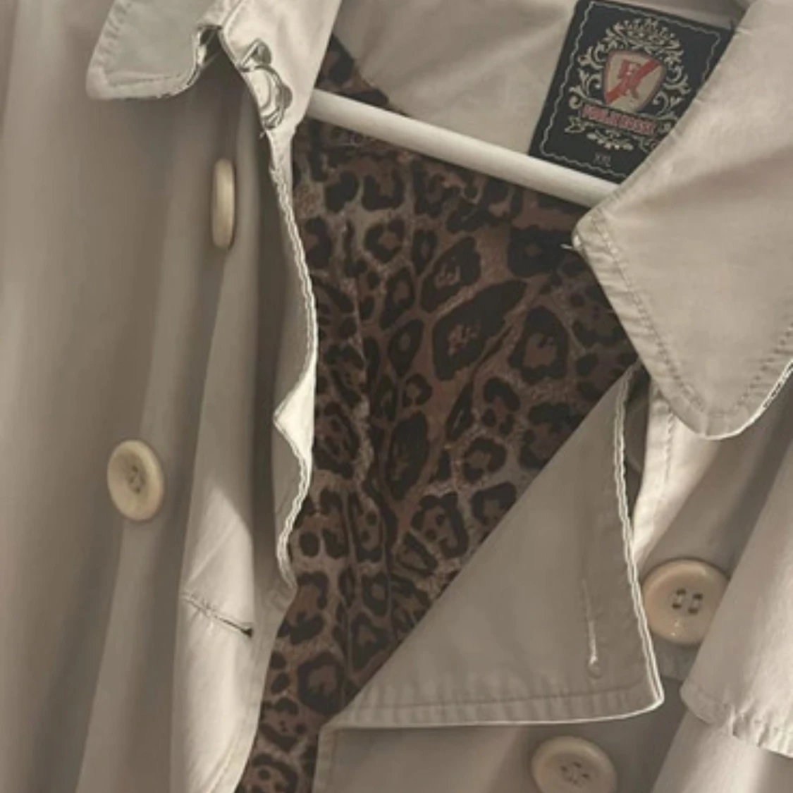 Beige trenchcoat med leopardfoder - 1