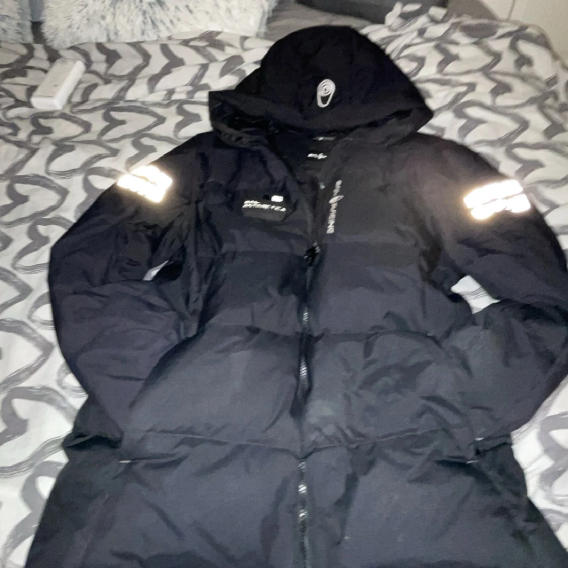 Svart dunjacka Sail Racing med huva. Den är S men är mer som M  - 1