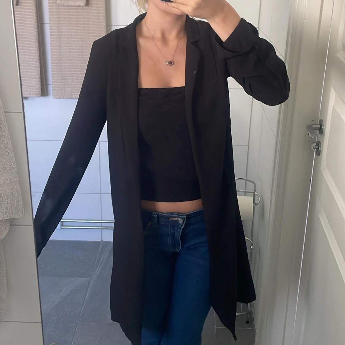 Svart lång kavaj med klassisk krage