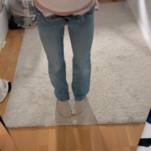 Blå jeans från Lab Industries, strl 152 - Säljer ett par klassiska blå bootcut low waist jeans storlek 152, oanvända. Super söta! Hör av er om ni har några frågor