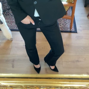 Svarta klackskor🖤 - Klassiska svarta pumps från Rizzo i mjuk mocka med spetsig tå och smal klack i stl 36. Snygg och tidlös design som lyfter vilken outfit som helst. Perfekta för dig som gillar stilrena och eleganta skor. Köpta på Sellpy, ej använda pga att de ej passade.☺️