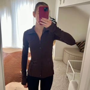 Lululemon define jacket - Helt ny oanvänd Lululemon define jacket. Färgen espresso som är helt slutsåld och den går inte att få tag på längre🤎 Storlek 4 (passar xxs-s/m)