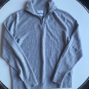 Halfzip these glory Days - En sjyst halv zip perfekt inför hösten/vintern. Fint skick. Merino ull. Storlek M men passar S