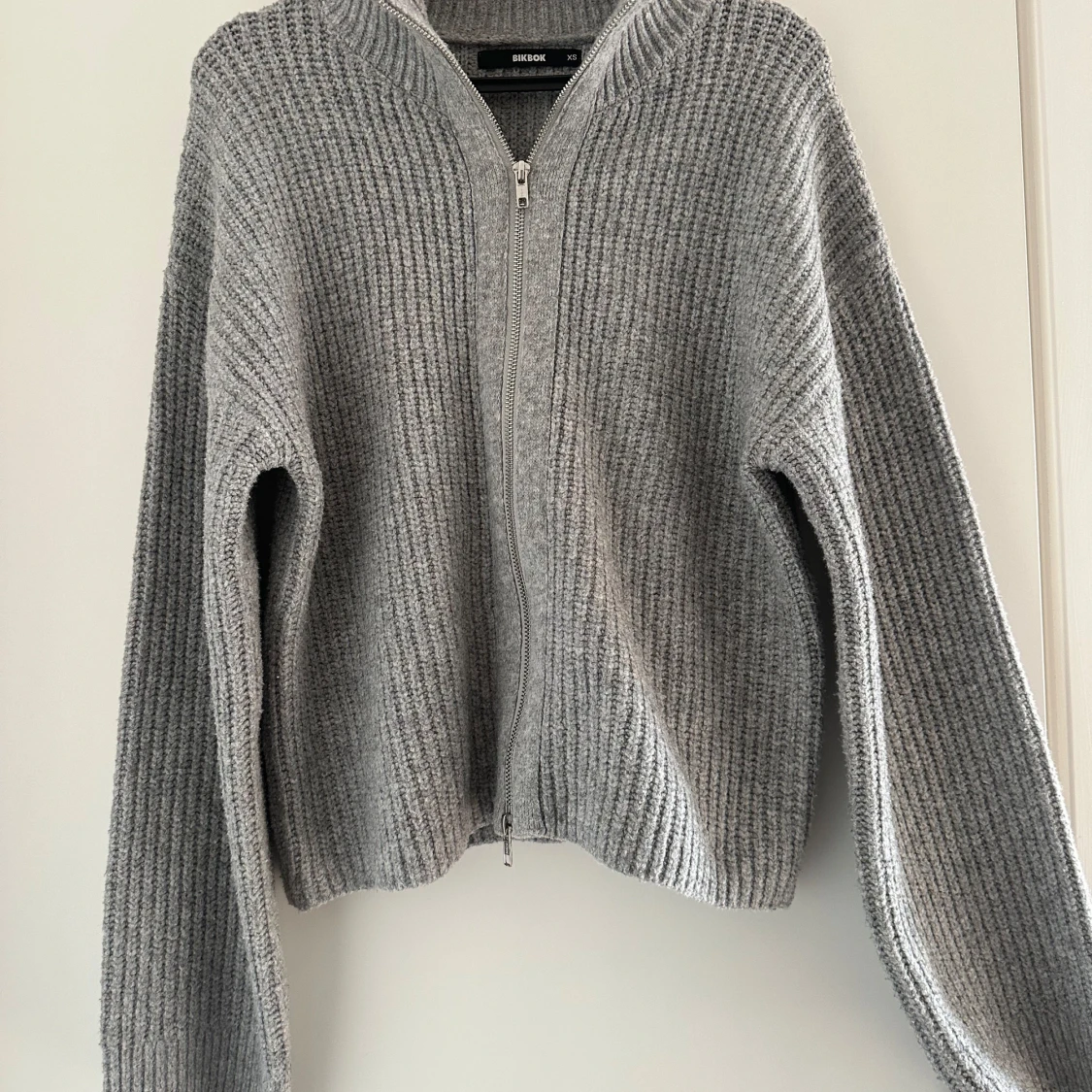 Grå stickad kofta från BikBok - 1