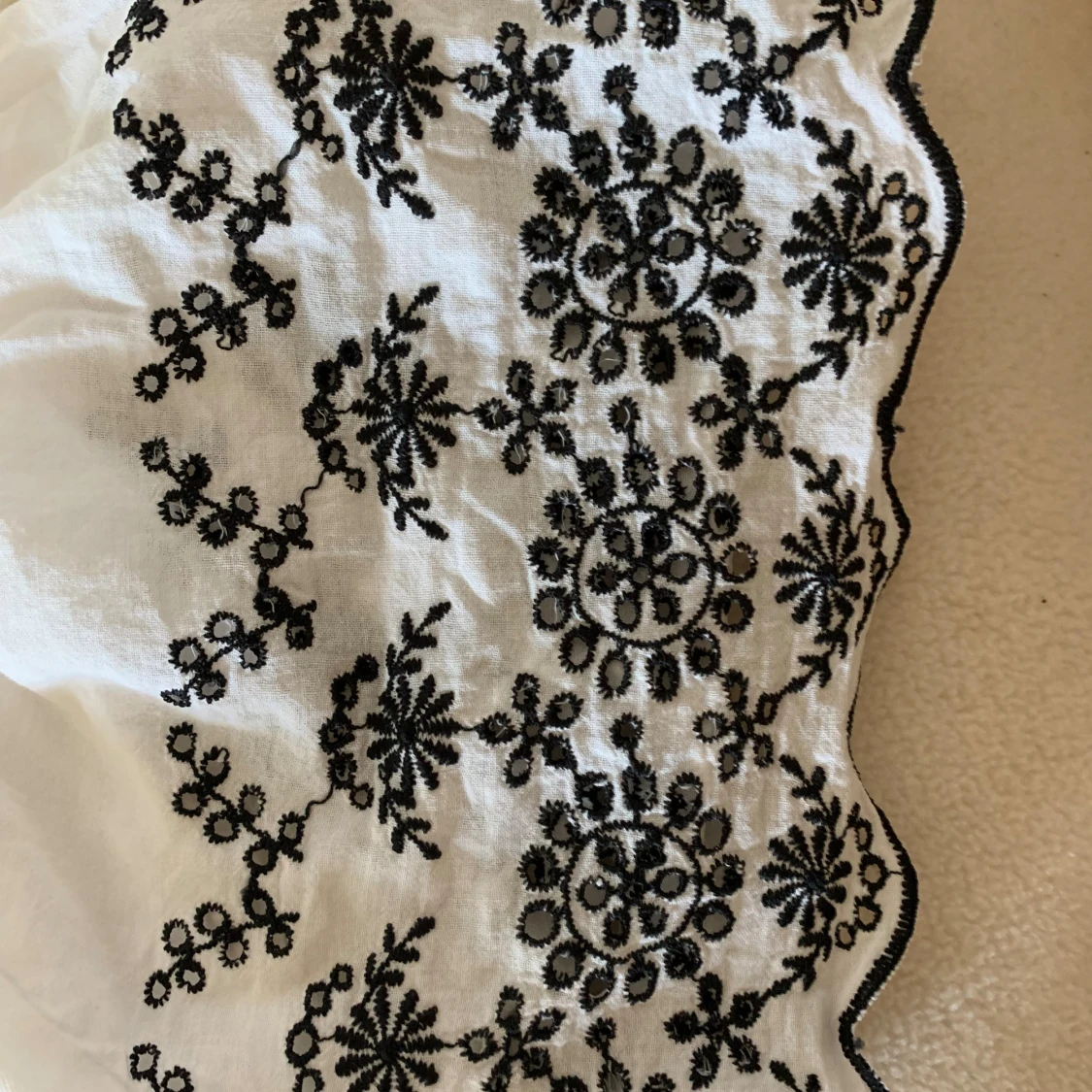 Vit blus med broderade puffärmar H&M XS - 2