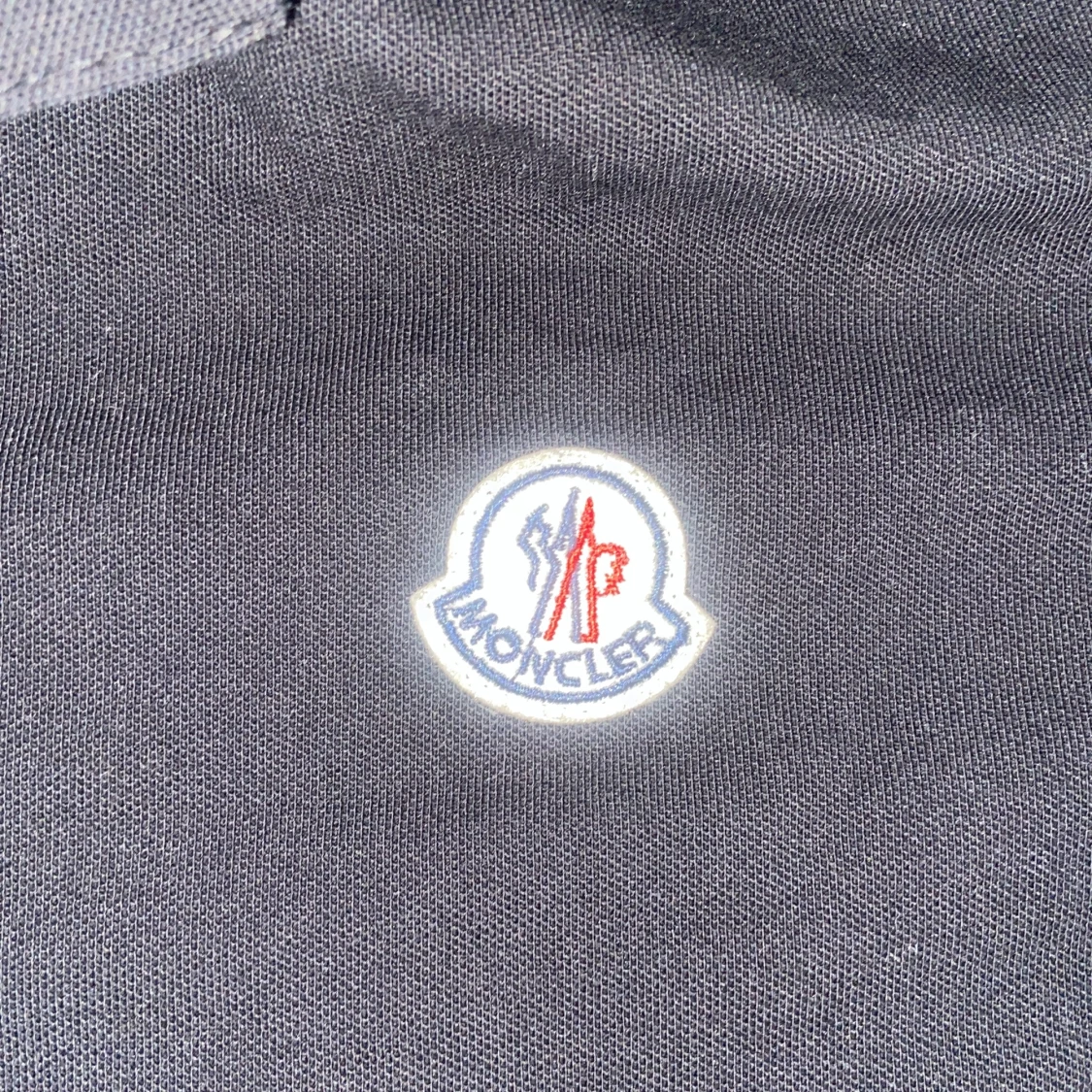 Svart Moncler pikétröja med röd/vit kant - 1