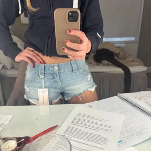 Ljusblå jeansshorts  - Säljer ett par ljusblå jeansshorts från Gina Tricot i deras teen kollektion, de är helt oanvända. 