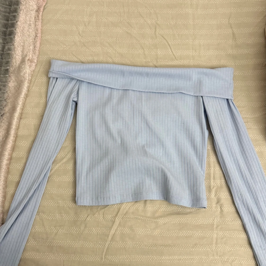 Ljusblå offshoulder ribbad tröja