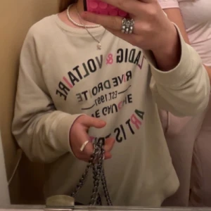 Intressekoll på min söta Zadig tröja  - Säljer en beige sweatshirt med färgglatt tryck framtill i svart, rosa och grönt. Tröjan har rund halsringning och långa ärmar, perfekt för en chill och avslappnad stil.