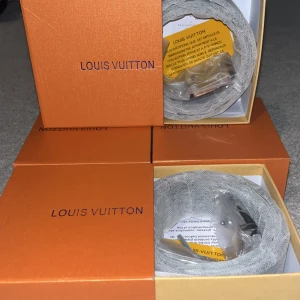 Svart bälte - Har 4 bälten två olika typer.säljer en för 120 kr jag kan skicka flera du vill köpa fler än 1.kommer med allt faktura låda pappret som en original förpackning,med bästa priset ni kan hitta,skriv järna om ni är intresserade😁