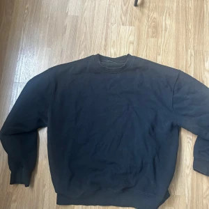 Svart sweatshirt från Pull&Bear L - En klassisk svart sweatshirt från Pull&Bear i storlek L. Tvättat några gånger men inga visuella skador etc. Skön och bra passform.