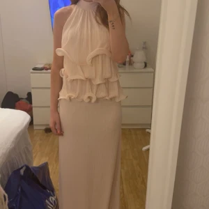 Kjol - En jättefin kjol ifrån NA-KD i ljusrosa kjolen har lite gräsfläckar längst ner men syns inte när den e på 😍☺️