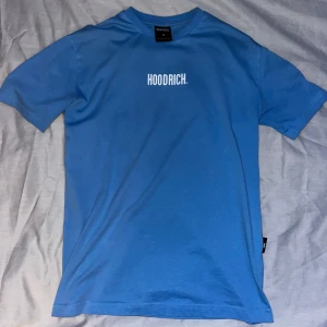 Ljusblå t-shirt från Hoodrich - Snygg ljusblå t-shirt från Hoodrich. Inte mycket använd och i väldigt bra skick. Storlek S passar även dig med storlek M. 