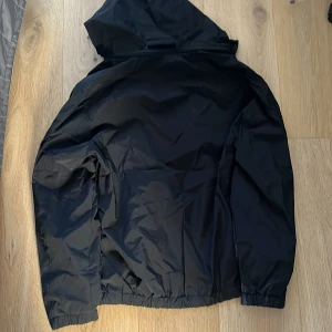 Svart moncler jacka, pris kan diskuteras - Säljer en fin vindjacka perfekt för någon som vill ha något trendigt men ha en premium känsla i klädena man har på, bara använt ett fåpar gånger, köpte den äkta på ett högt utbud men den var i en mindre storlek än förväntat eftersom att jag har Large men köpte Medium. Om det finns frågor om jackan fråga på har påse, och det är äkta moncler , betalade mycket för den så om man ska pruta gör det med ett realistiskt pris