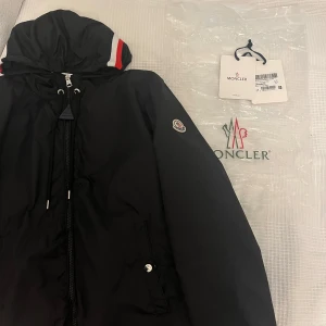 Moncler windbreaker  - Säljer en windbreaker som knappt används,säljer den för att jag vill köpa en annan jacka.jackan kan användas till alla årstider funkar exakt lika bra. Skicket på den här jackan är 10/10 inga defekter helt ny, Scan inuti och på loggan även allt på bilderna ingår. Skriv vid funderingar Eller för en snabb affär.(storlek 1 motsvara storlek S 