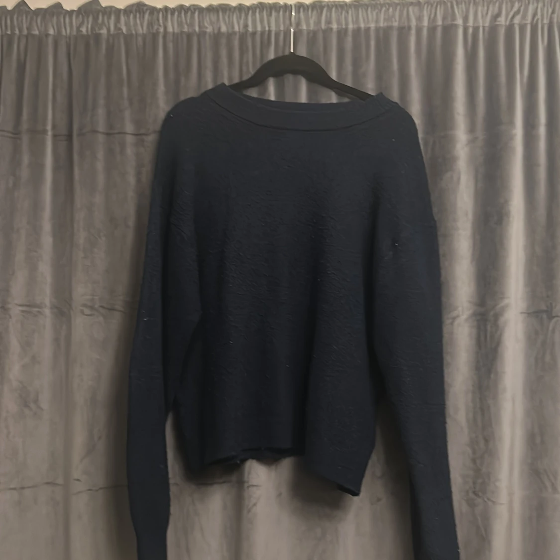 Mörkblå stickad tröja från H&M - 1